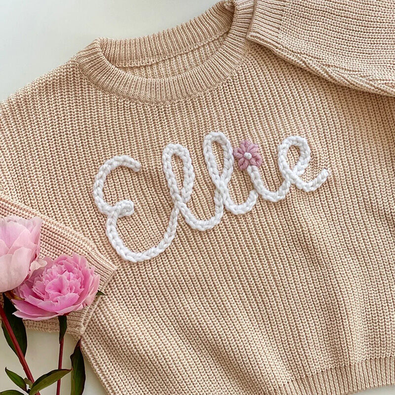 Suéter personalizado hecho a mano con nombre con hermosas flores y texto blanco para niños