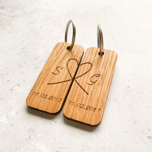 Personalisierte Holzspange mit gravierten Buchstaben und Datum für Ehepaar