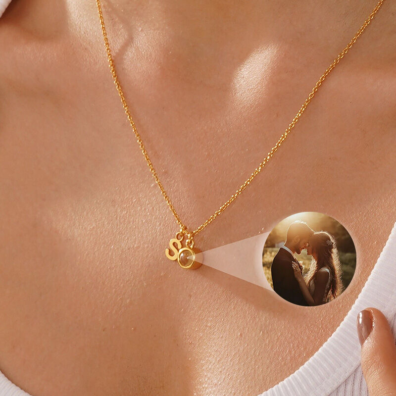 Collana personalizzata con foto proiettata e iniziali regalo semplice per lei