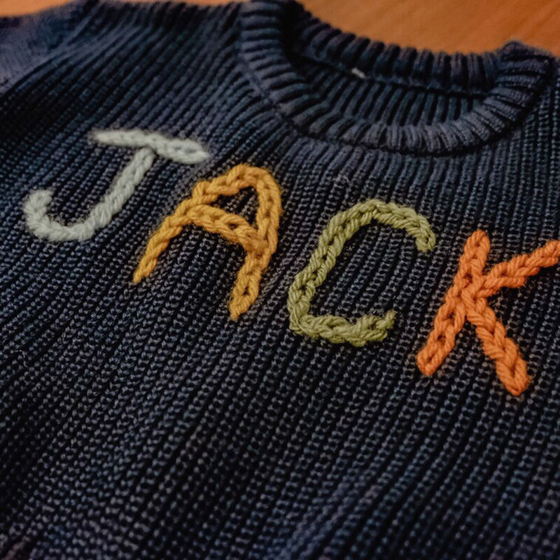 Suéter hecho a mano personalizado con nombre con letras mayúsculas en colores aleatorios para bebé