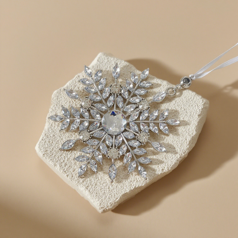 Personalisierter Weihnachtsanhänger in Schneeflockenform mit Foto Projektion und Diamanten als Weihnachtsgeschenk für die Familie