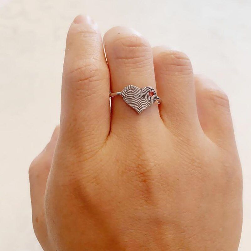 Anillo personalizado de huella dactilar con piedra de nacimiento en forma de corazón