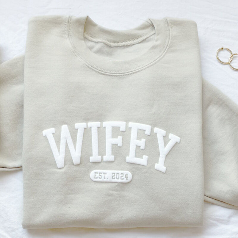 Personalisiertes Sweatshirt mit 3D-Text als warmes Geschenk für meine Frau