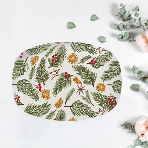 Assiette de Noël avec branches de pin et tranches d'orange