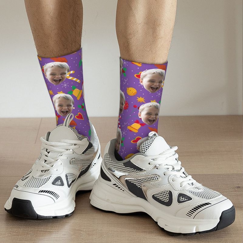 Chaussettes violettes personnalisées avec photo ajoutée comme cadeau de Noël personnalisé