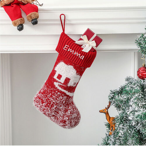 Bas de Noël personnalisés en tricot, avec une maison mignonne, rouge et avec un nom personnalisé
