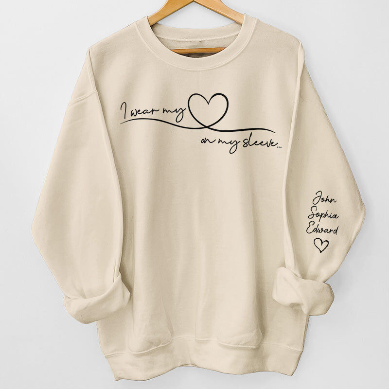 Sweatshirt personnalisé Wear My Heart On My Sleeve avec noms personnalisés Cadeau parfait pour la fête des mères