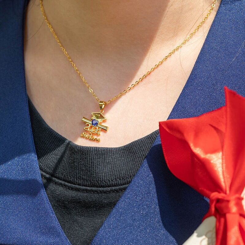 Collar personalizado con piedra de nacimiento de corazón y birrete de soltero. Regalo para graduados.