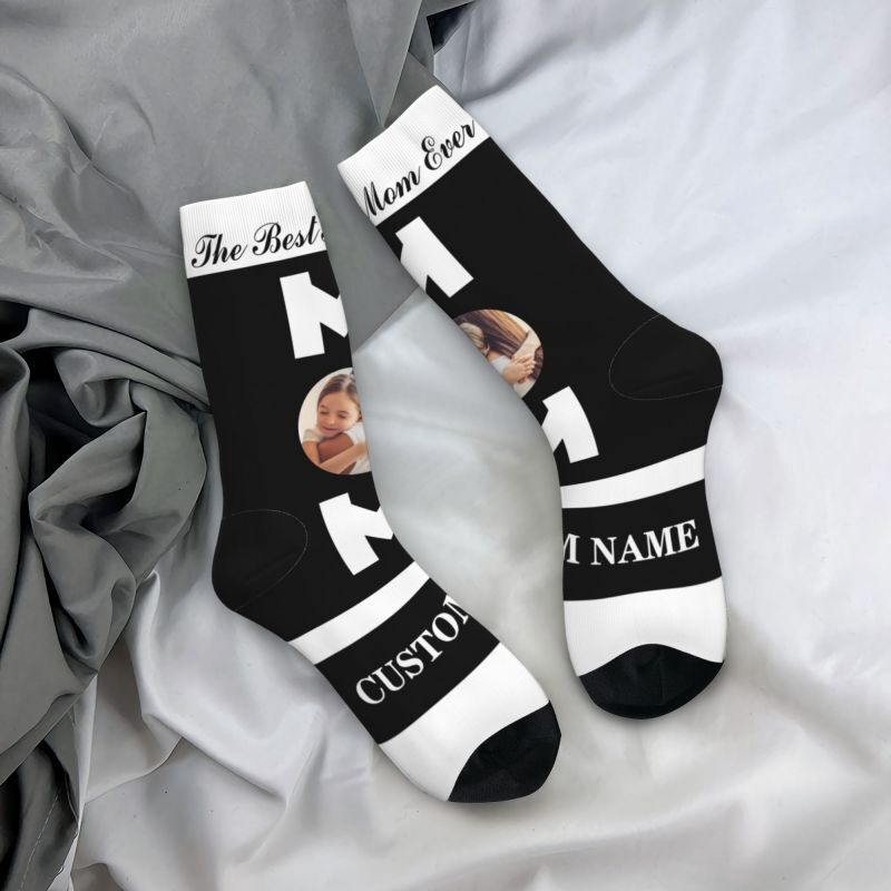 Se pueden agregar calcetines faciales personalizables con foto y nombre estilo minimalista negro