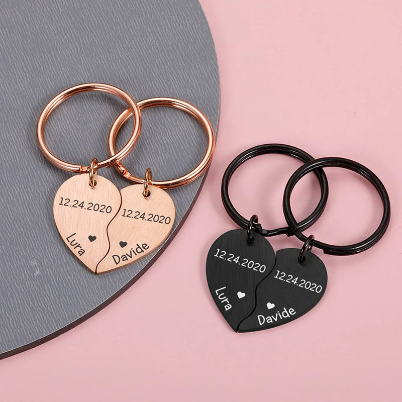 Porte-clés personnalisé gravé nom et date en forme de cœur pour couple