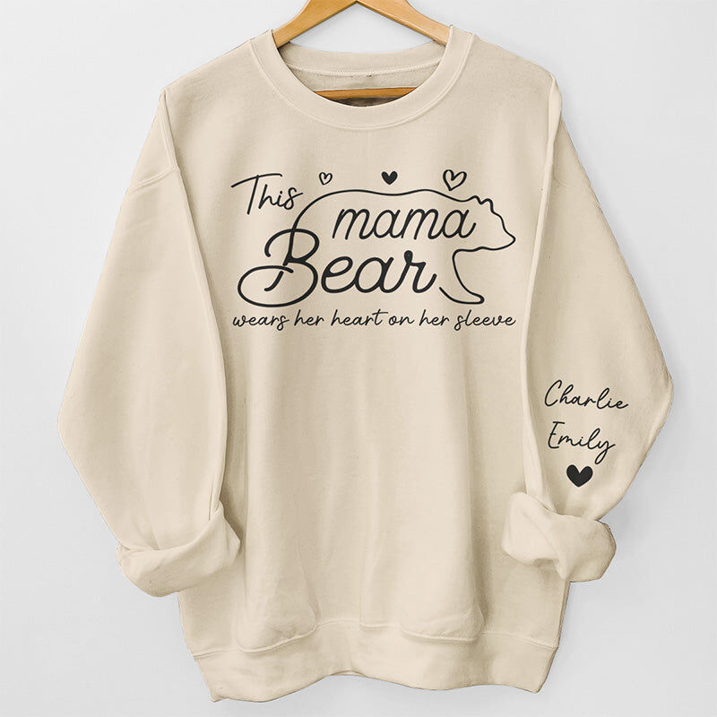 Sweat personnalisé Mama Bear Wears Her Heart On Her Sleeve Cadeau adorable pour la fête des mères