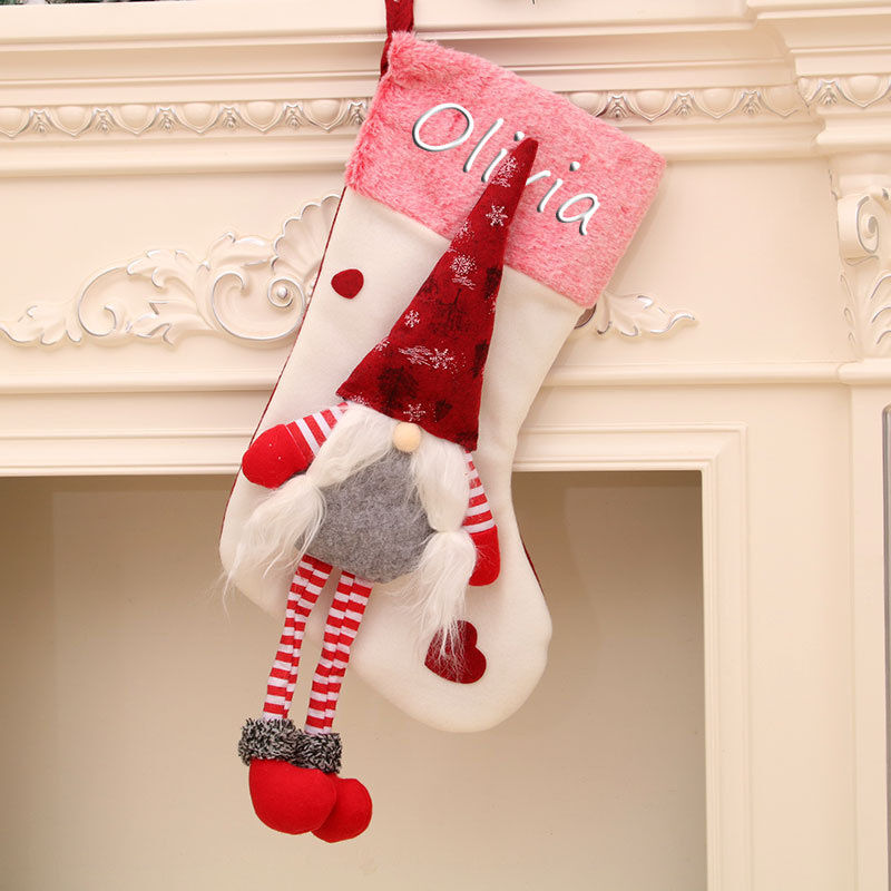 Calcetines de navidad personalizados con el nombre y gnomo navideño del sombrero rojo