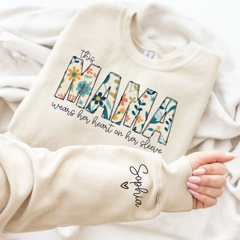 Personalisiertes Sweatshirt This Mama Wears Her Heart On Her Sleeve mit individuellen Namen Warmes Geschenk für die liebe Mama