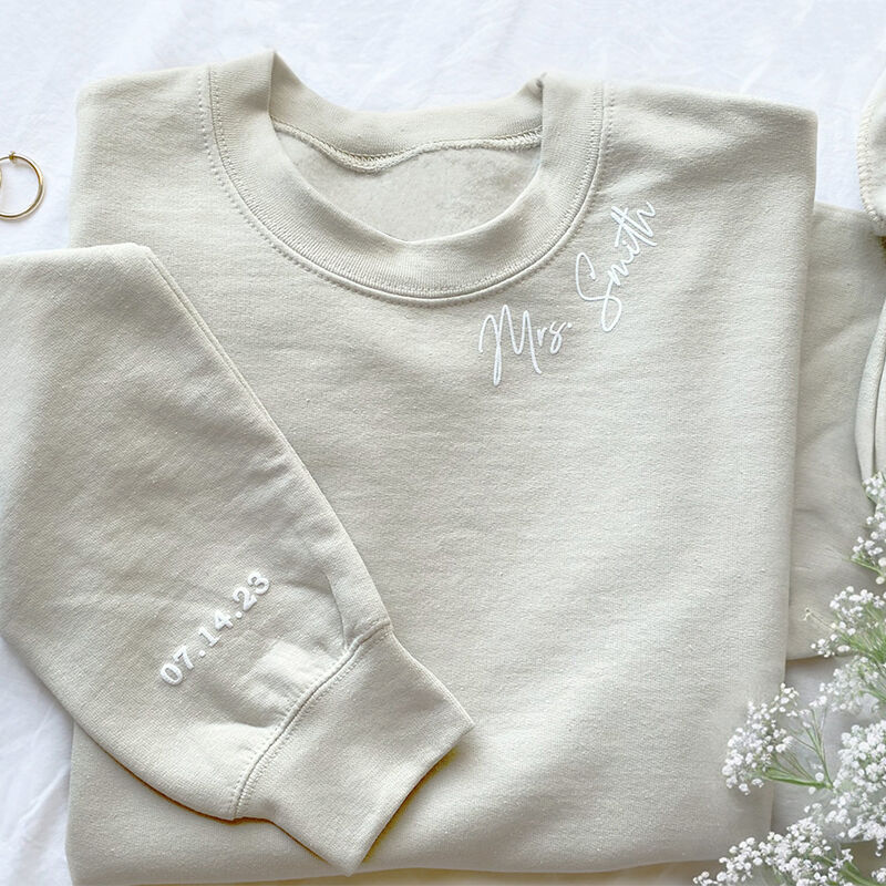 Personalisiertes Sweatshirt Puff Druck Individueller Ausschnitt Name mit Datum Elegantes Design Geschenk für Liebhaber