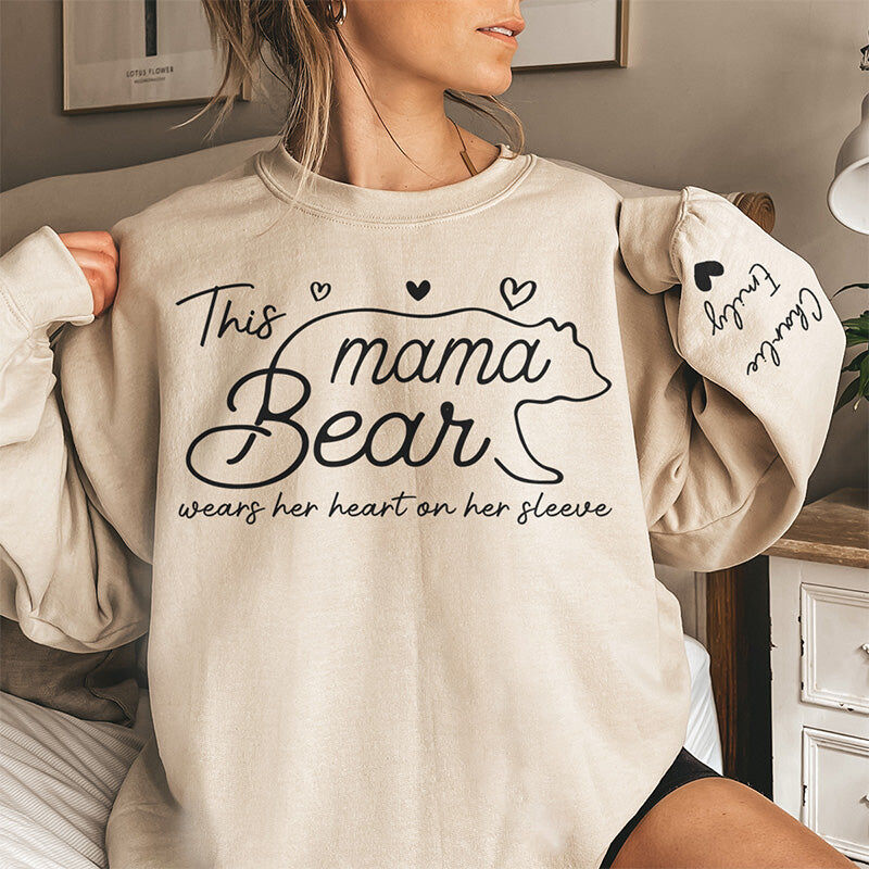 Sweat personnalisé Mama Bear Wears Her Heart On Her Sleeve Cadeau adorable pour la fête des mères