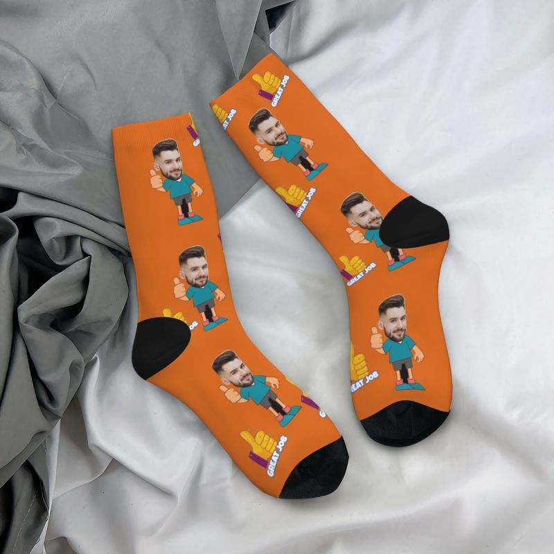 Individuelle Socken mit Gesicht und Daumen hoch für einen Freund