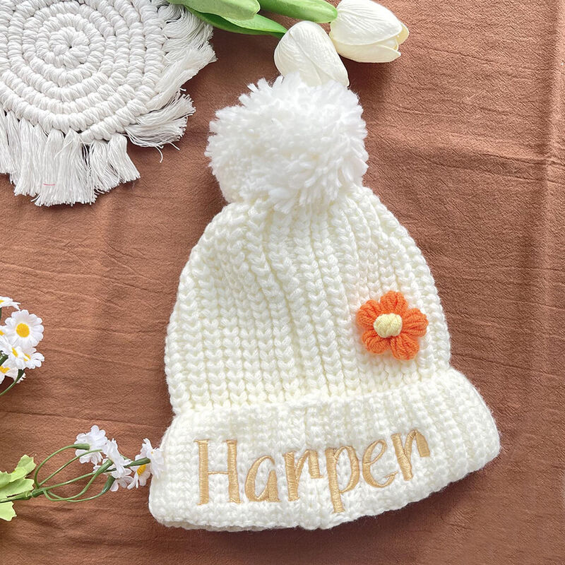 Personalisierte Baby-Mütze mit gesticktem Namen und Wollblumen Geschenk for Neugeborene