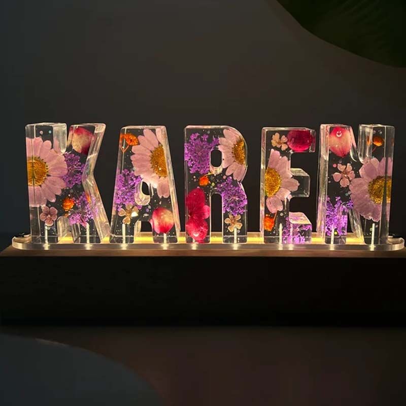 Lampe à lettres personnalisée en résine avec fleurs séchées, pétales blancs et violets - pour enfants