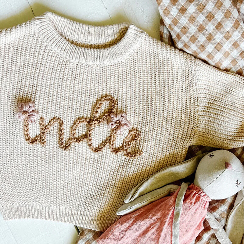 Suéter hecho a mano personalizado con nombre elegante flores decorado y texto marrón para bebé