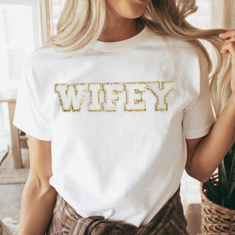 T-shirt personnalisé Wifey avec un mot personnalisé et des patchs douillets Cadeau attractif pour elle
