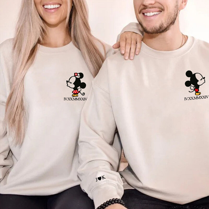 Personalisiertes Sweatshirt Küssende Cartoon-Maus mit individueller römischer Zahl Datum Niedliches Geschenk für Paare
