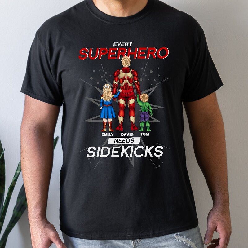 Personalisiertes T-Shirt Jeder Superheld braucht Sidekicks Optionaler Held Cooles Geschenk zum Vatertag