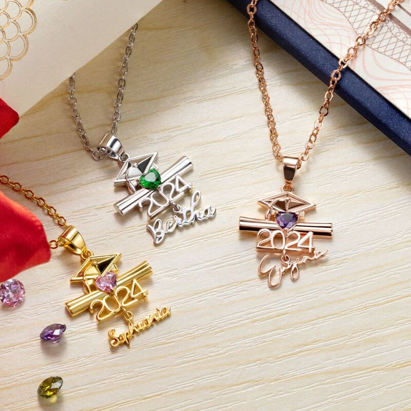 Collar personalizado con piedra de nacimiento de corazón y birrete de soltero. Regalo para graduados.