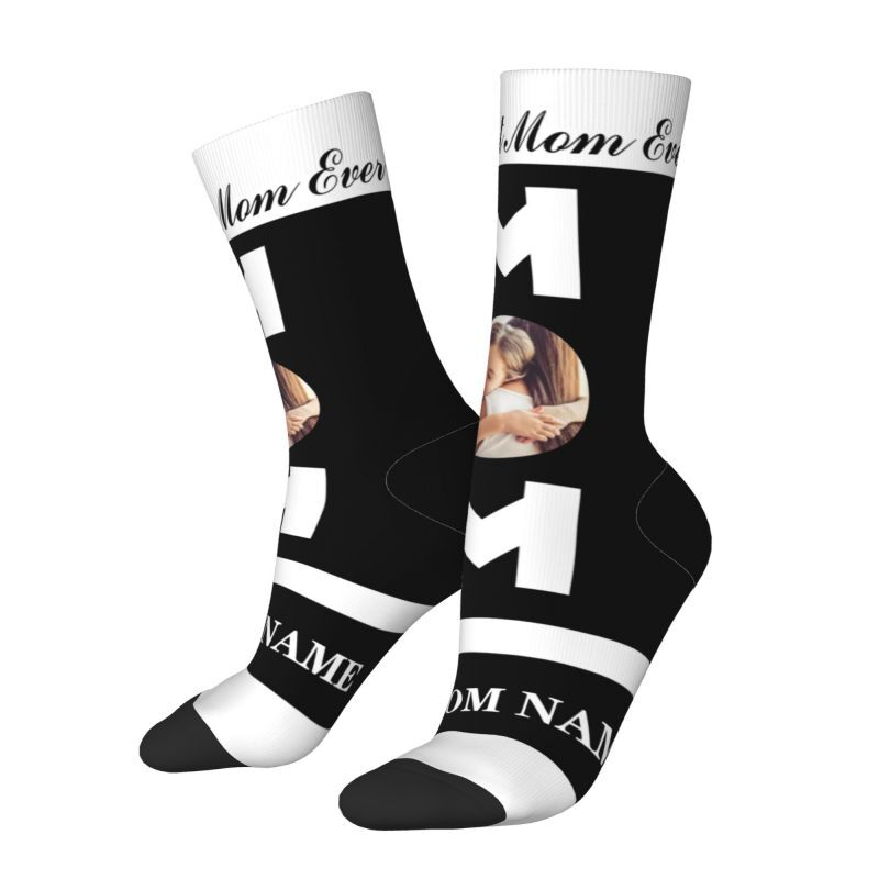 Se pueden agregar calcetines faciales personalizables con foto y nombre estilo minimalista negro