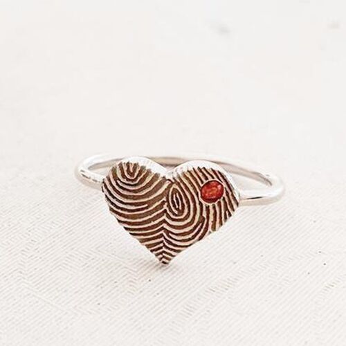 Personalisierter Fingerabdruck-Ring mit Herz aus Birkensteinen