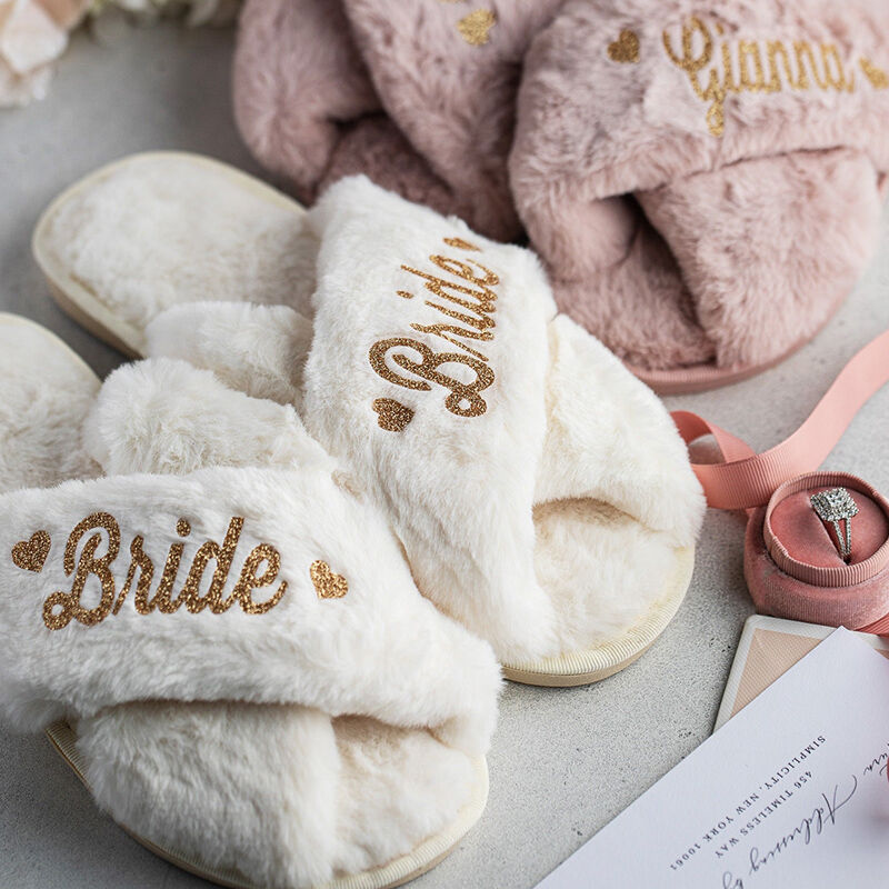 Chaussons pelucheux personnalisés avec texte personnalisé Cadeau de mariage pour la mariée