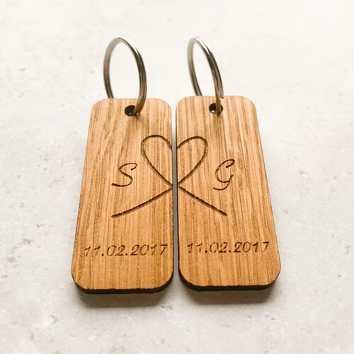 Portachiavi con lettere e chiusura in legno con data per coppia
