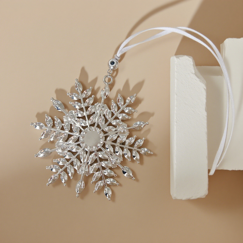 Personalisierter Weihnachtsanhänger in Schneeflockenform mit Foto Projektion und Diamanten als Weihnachtsgeschenk für die Familie