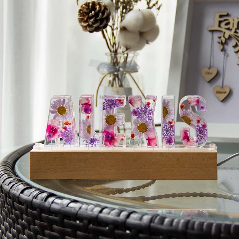 Lampe à lettres personnalisée en résine avec fleurs séchées, pétales blancs et violets
