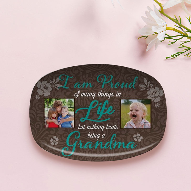Assiette photo personnalisée avec motif de fleurs pour grand-mère "Je suis fière de beaucoup de choses dans la vie mais rien ne vaut le fait d'être grand-mère"