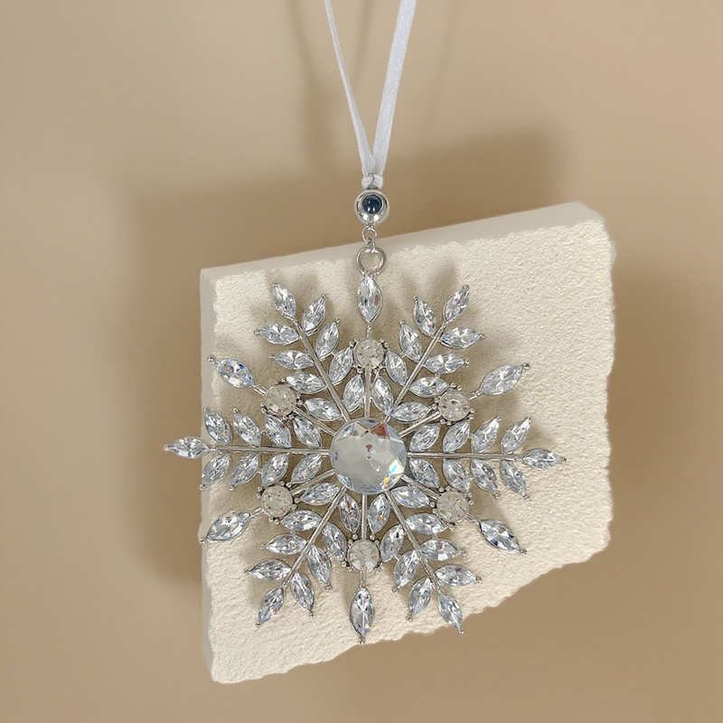Personalisierter Weihnachtsanhänger in Schneeflockenform mit Foto Projektion und Diamanten als Weihnachtsgeschenk für die Familie