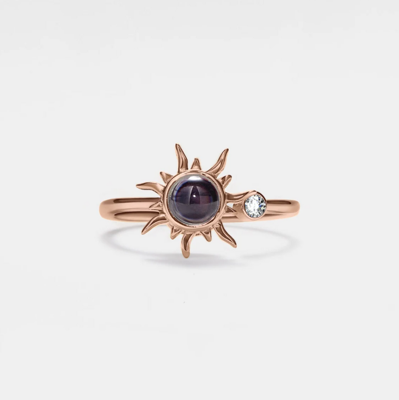 Ring med personlig fotoprojektion och solrosformad julklapp till flickvän