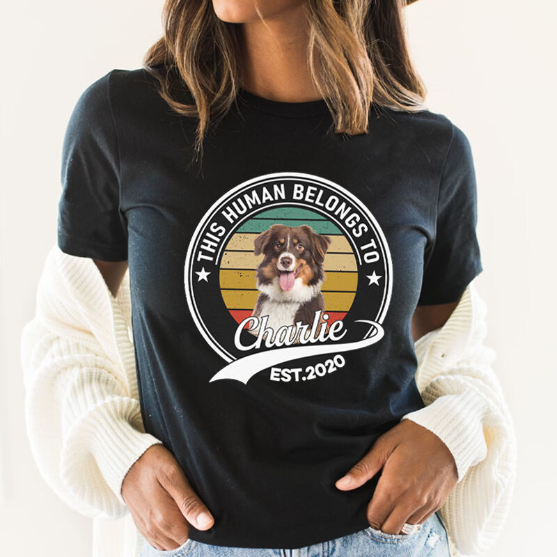 T-shirt personalizzata This Human Belongs To Colorful Pet Photo Design Grande regalo per gli amanti degli animali domestici