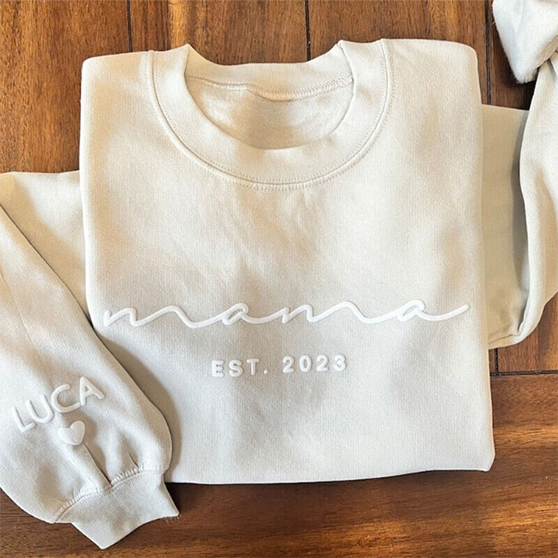Personalisiertes Sweatshirt mit 3D Text als warmes Geschenk für die Mutter