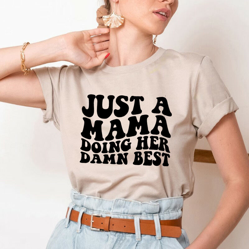 T-shirt personalizzata "Just A Mama Doing Her Damn Best" sul davanti per la migliore mamma