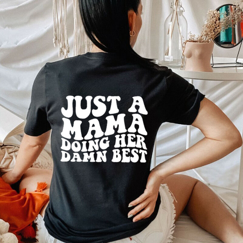 T-shirt personalizzata "Just A Mama Doing Her Damn Best" sulla schiena per la migliore mamma