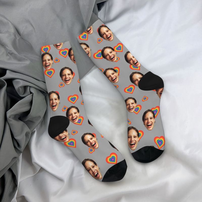 Chaussettes personnalisées avec cœurs arc-en-ciel Cadeaux de Saint-Valentin pour les couples