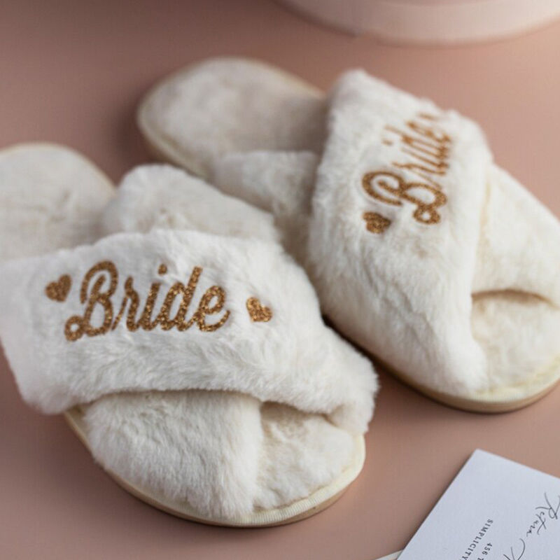 Chaussons pelucheux personnalisés avec texte personnalisé Cadeau de mariage pour la mariée