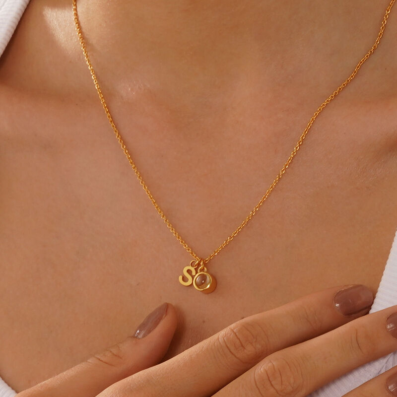 Collana personalizzata con foto proiettata e iniziali regalo semplice per lei