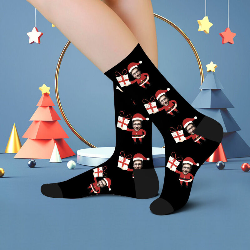 Calcetines personalizados con dibujo de cara con Papá Noel con una caja de regalo navidad