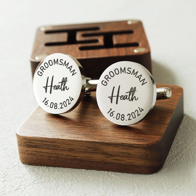Gemelos personalizados con el nombre del padrino y diseño de fecha. Precioso regalo de boda para el padrino