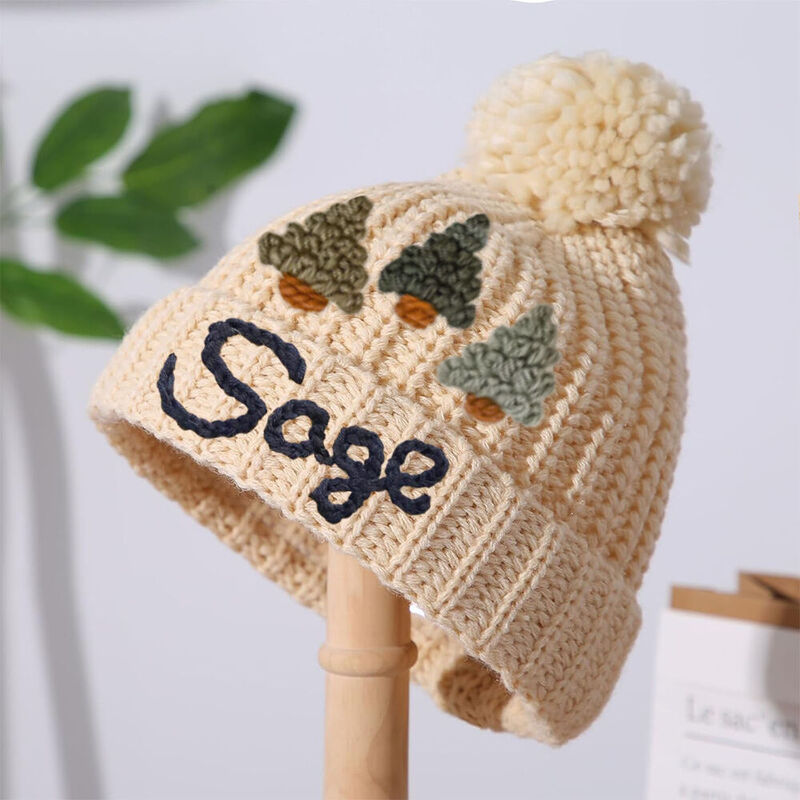 Bonnet personnalisé en tricot avec arbre de Noël et nom brodé pour bébé