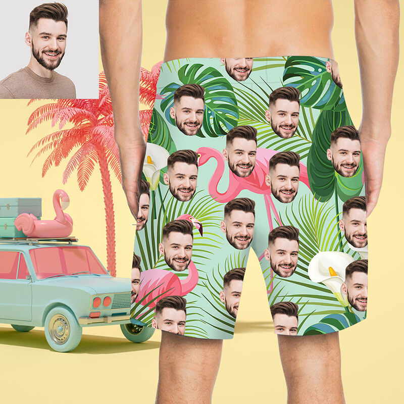 Shorts de plage pour hommes avec mélange de visages, feuilles vertes et flamants roses.