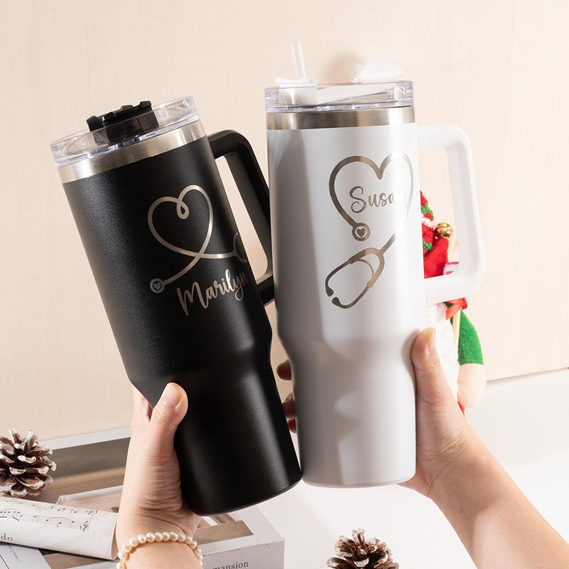 Vaso con nombre personalizado y patrón de estetoscopio, regalo sencillo para un amigo