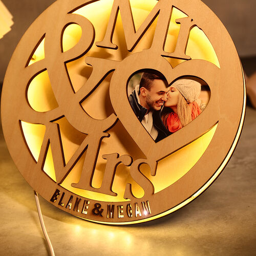 Lampe en bois personnalisée pour Mr&Mrs avec gravure de photo et nom pour un couple adorable