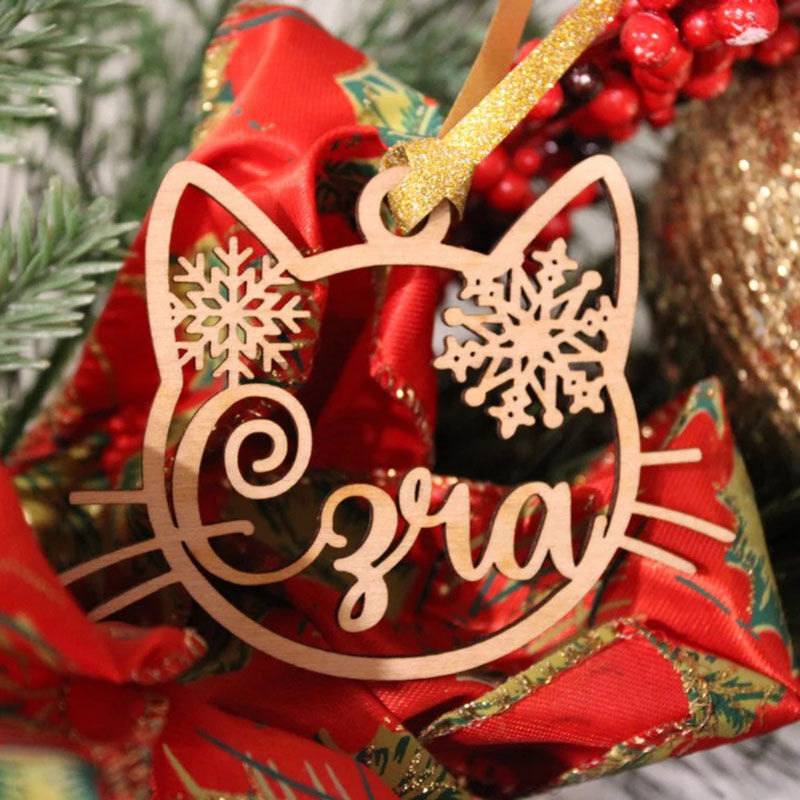Adornos navideños personalizados de nombre de madera en forma de gatito